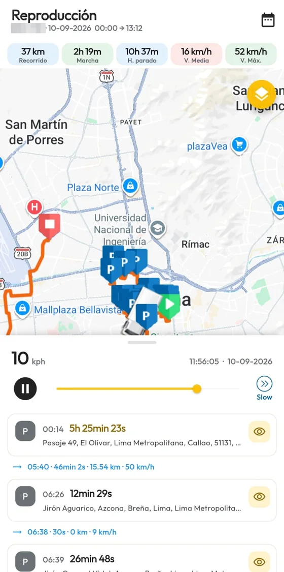 Reproducción del recorrido del día en la app: kilómetros, horas de marcha y parado, velocidad media y máxima, y la lista de paradas.